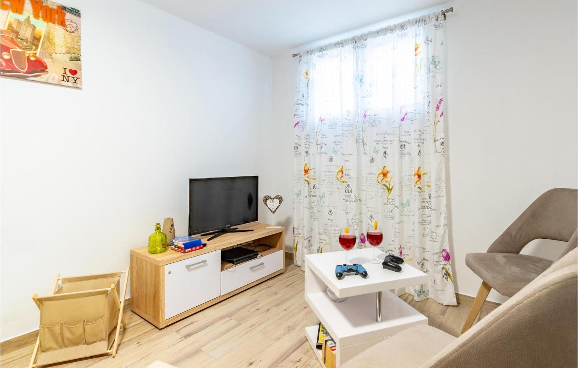 3 Bedroom Amazing Home In Prigradica Exteriör bild