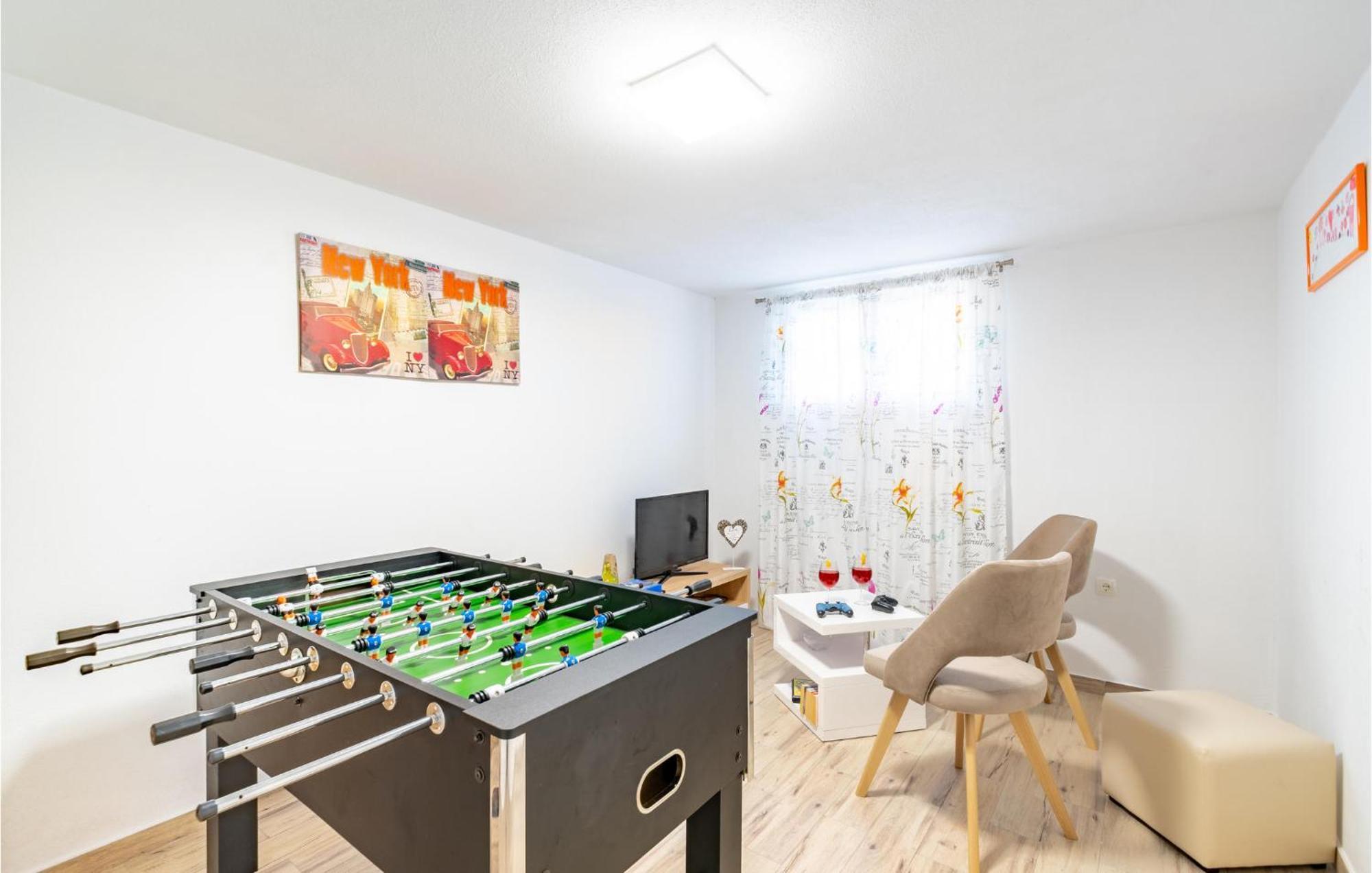 3 Bedroom Amazing Home In Prigradica Exteriör bild