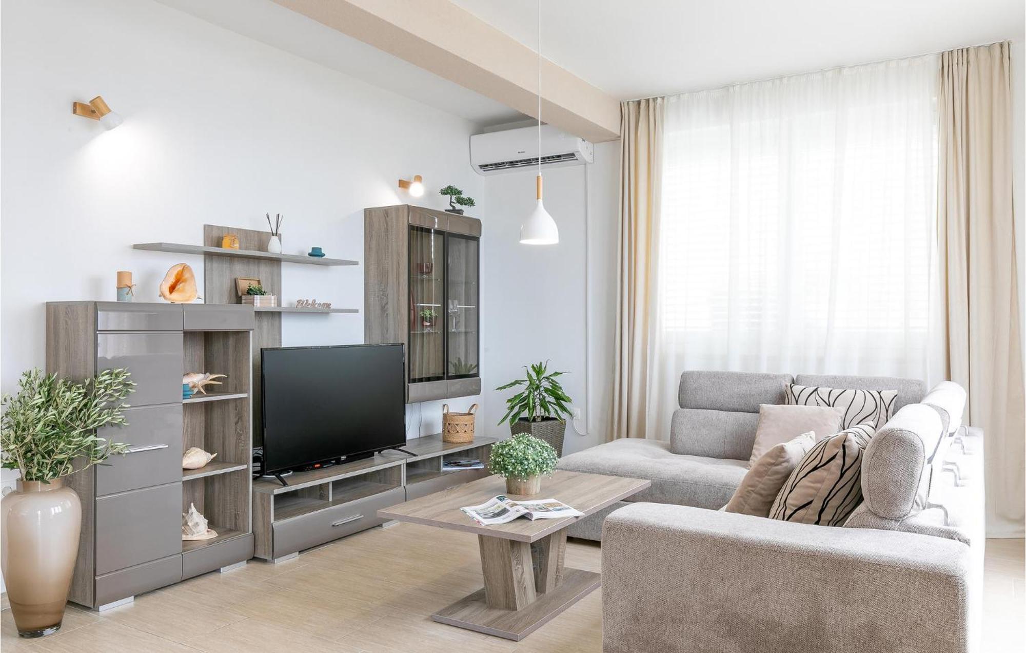 3 Bedroom Amazing Home In Prigradica Exteriör bild